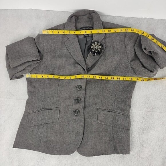 Petite Sophisticate 4 Button Gray Jacket with Brooch (can be removed). Size 10 - Picture 6 of 10